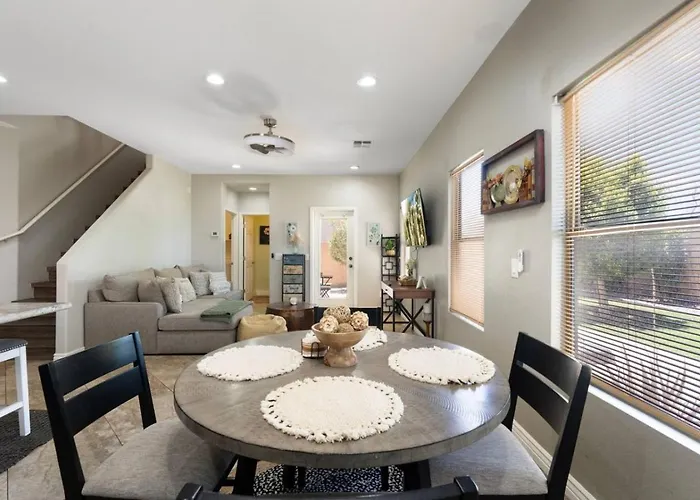 Perfect Base Downtown Freeways & Holiday home *